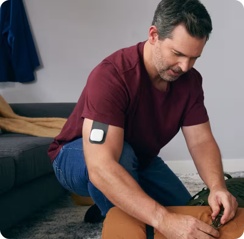 man wearing Hinge Health Enso device for pain relief_theHotBleep